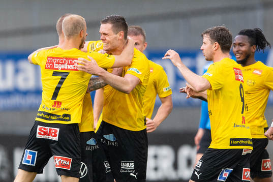 Mjällbys Jacob Bergström jublar med lagkamrater
