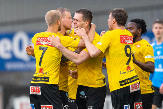 Mjällbys Jacob Bergström jublar med lagkamrater