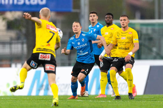 Halmstads Joel Allansson och Mjällbys Ivan Kricak
