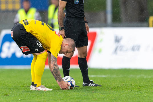 Mjällbys David Löfquist lägger upp bollen för en straff