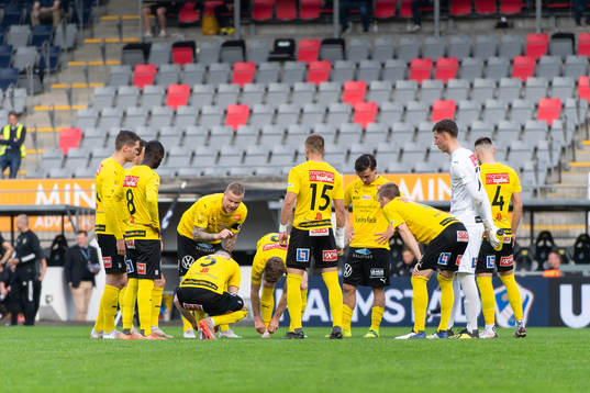 Mjällbys spelare samlade före fotbollsmatchen i
