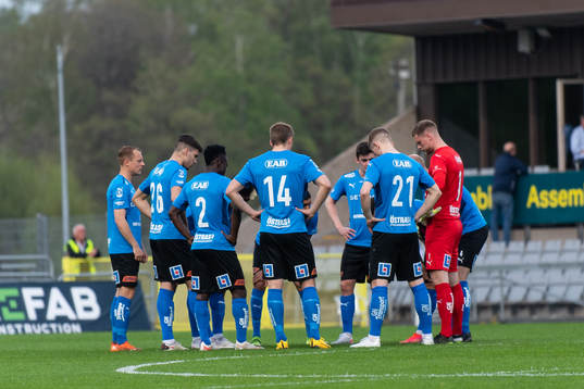Halmstads spelare samlade före fotbollsmatchen i