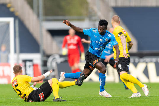 Mjällbys Ivan Kricak och Halmstads Thomas Boakye