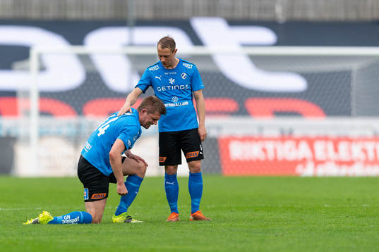 Halmstads Mikael Boman har ont och får hjälp av Joel