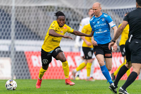 Mjällbys Mamudu Moro och Halmstads Andreas Johansson