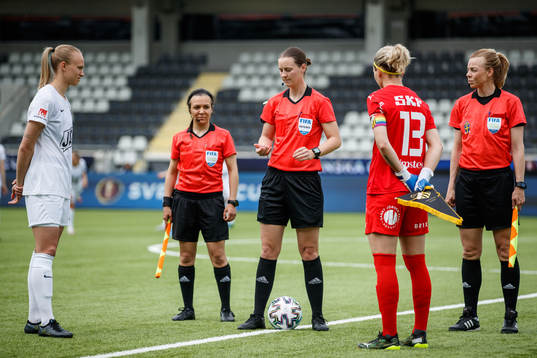 Eskilstunas Matilda Plan och Häckens målvakt Jennifer Falk