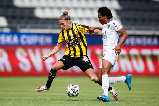 Häckens Filippa Angeldahl  och Eskilstunas Halimatu Ayinde
