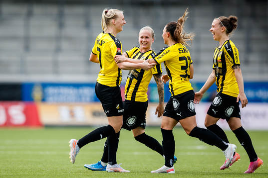 Häckens Stina Blackstenius jublar med lagkamrater
