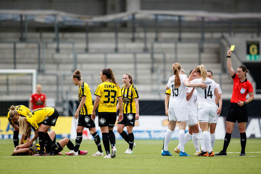 Eskilstunas Noor Ekhoff får ett gult kort av domare Lovisa