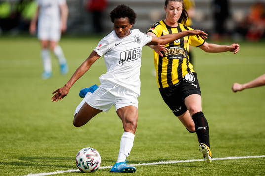 Eskilstunas Halimatu Ayinde och Häckens Pauline Hammarlund