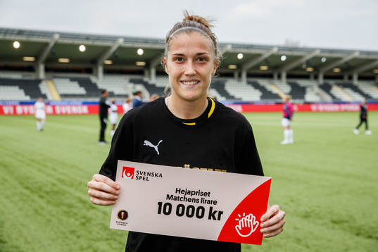 Häckens Filippa Angeldahl poserar med priset för matchens
