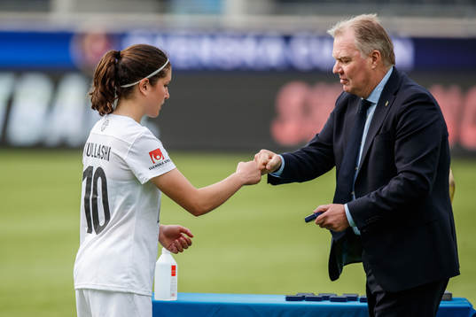 Eskilstunas Loreta Kullashi tar emot en medalj av
