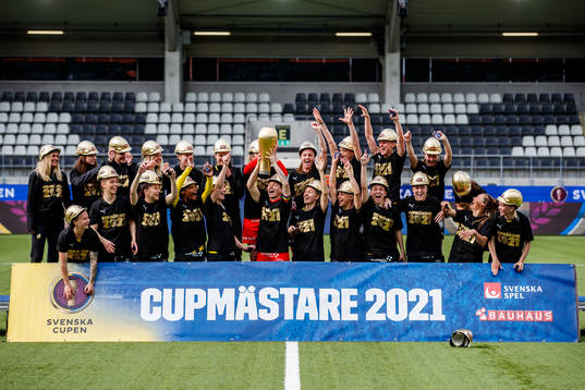 Häckens spelare jublar med Susanne Erlandssons pokal