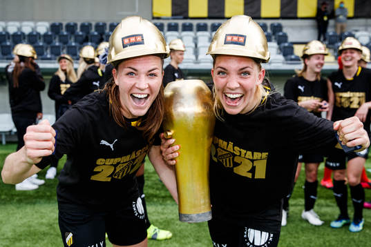 Häckens Pauline Hammarlund och Elin Rubensson jublar med