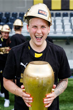 Häckens Filippa Curmark jublar med Susanne Erlandssons