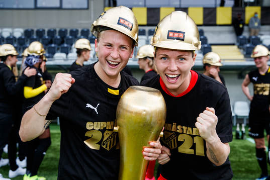 Häckens Filippa Curmark och målvakt Jennifer Falk Susanne