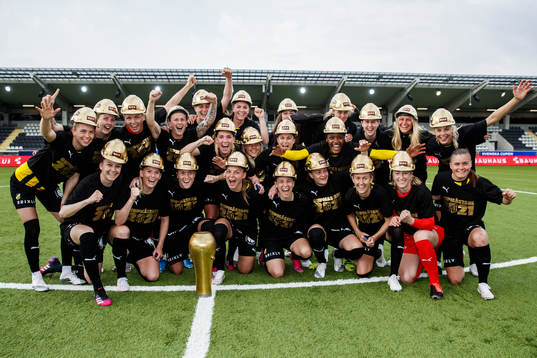 Häckens spelare jublar med Susanne Erlandssons pokal