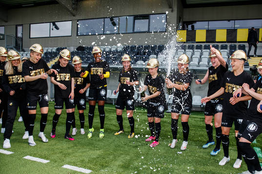 Häckens spelare jublar
