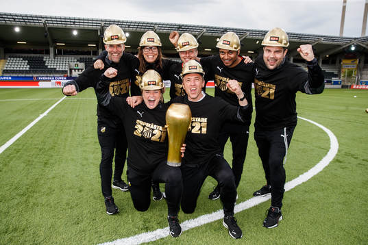 Häckens tränare Mats Gren (nedre raden t.h) jublar med