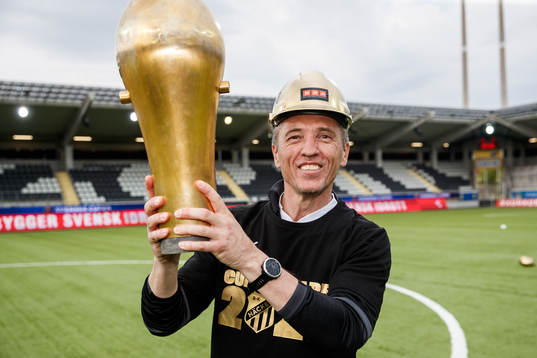 Häckens tränare Mats Gren jublar