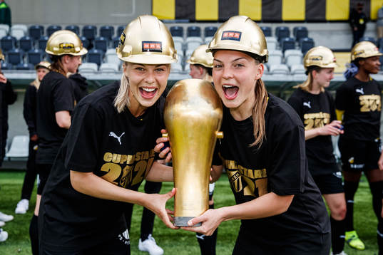 Häckens Lotta Ökvist och Johanna Rytting Kaneryd jublar