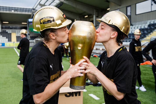 Häckens Filippa Angeldahl och Julia Zigiotti Olme jublar