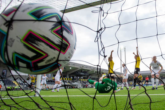 Häckens Filippa Angeldahl skjuter 1-0 bakom Eskilstunas