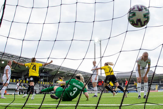 Häckens Filippa Angeldahl skjuter 1-0 bakom Eskilstunas