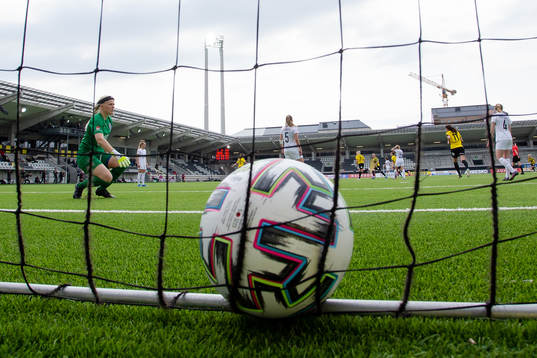 Häckens Stina Blackstenius skjuter 2-0 bakom Eskilstunas