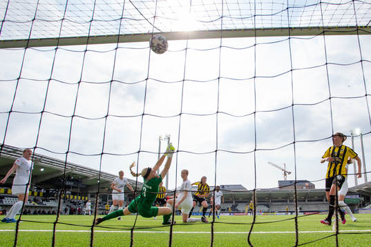 Häckens Pauline Hammarlund skjuter 3-0 bakom Eskilstunas