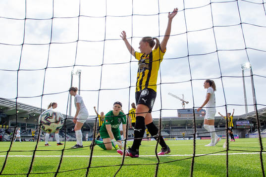 Häckens Elin Rubensson jublar