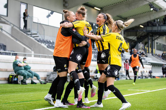 Häckens Filippa Angeldahl jublar med lagkamrater