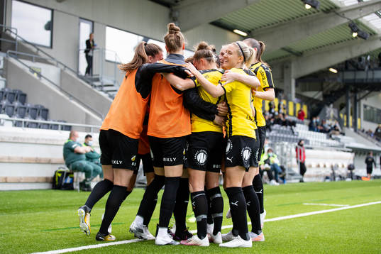 Häckens Filippa Angeldahl jublar med lagkamrater