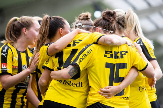 Häckens Filippa Angeldahl jublar med lagkamrater