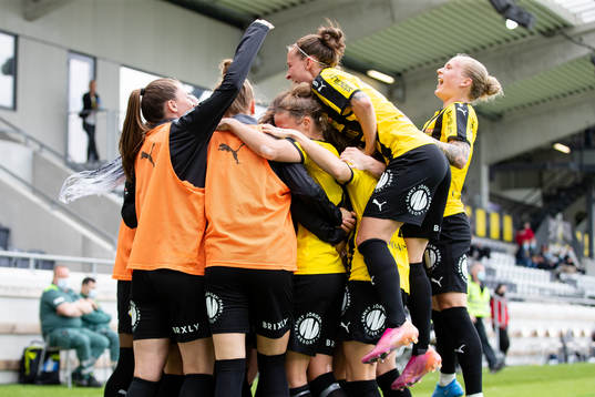 Häckens Filippa Angeldahl jublar med lagkamrater