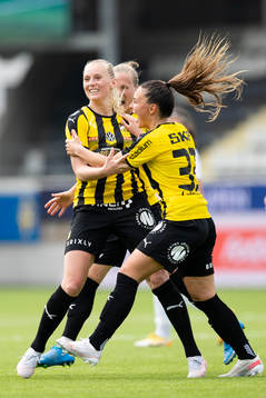 Häckens Stina Blackstenius jublar ihop med Johanna Rytting