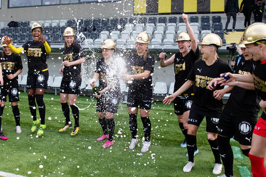 Häckens spelare firar