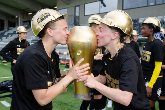 Häckens Filippa Curmark och Elin Rubensson kysser pokalen