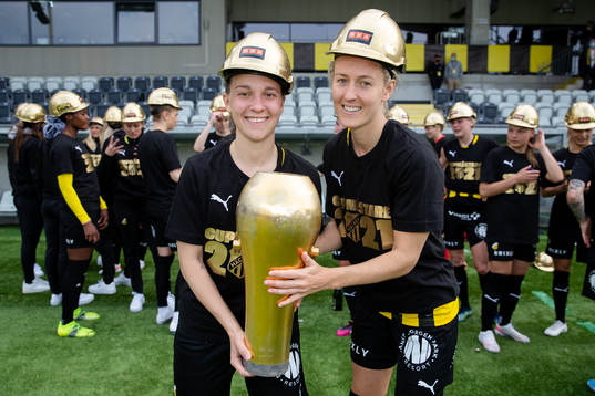 Häckens Julia Zigiotti Olme  och Emma Kullberg poserar med