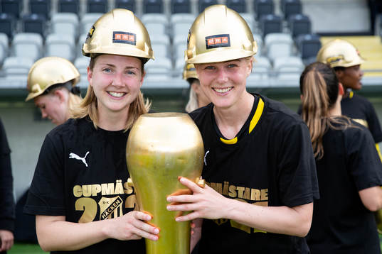 Häckens Dylan Holmes och Luna Nörgaard Gevitz poserar med