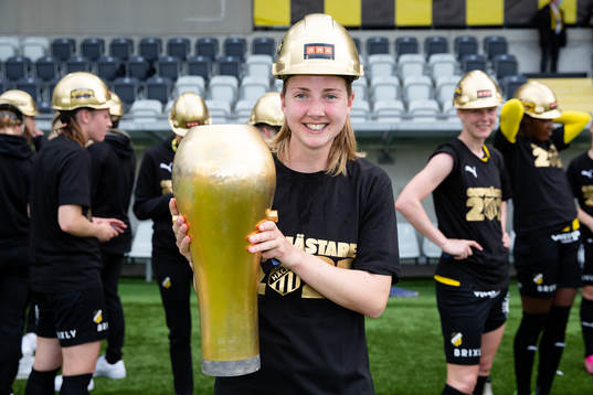 Häckens Dylan Holmes poserar med Susanne Erlandssons pokal
