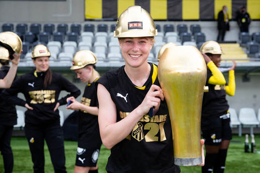 Häckens Luna Nörgaard Gevitz poserar med Susanne