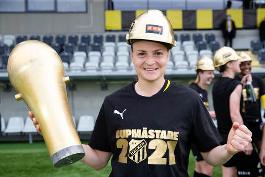Häckens Milica Mijatovic poserar med Susanne Erlandssons