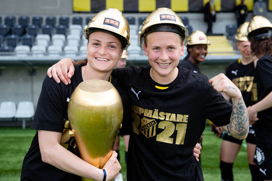 Häckens Milica Mijatovic och Filippa Curmark poserar med