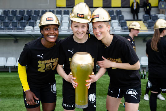 Häckens Evelyn Ijeh, Anna Julia Csiki och Dilja Yr Zomers