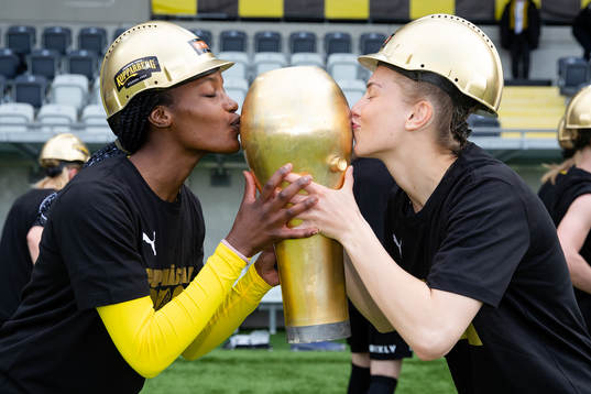 Häckens Evelyn Ijeh och Dilja Yr Zomers kysser Susanne