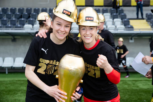 Häckens Hanna Wijk  och målvakt Loes Guerts  poserar med
