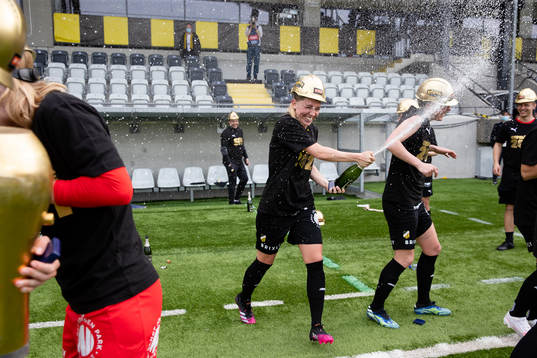 Häckens Elin Rubensson sprutar champagne