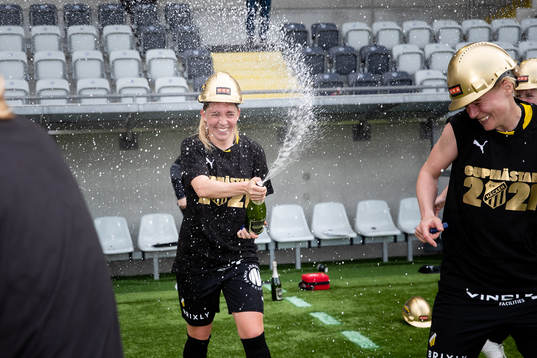 Häckens Elin Rubensson sprutar champagne
