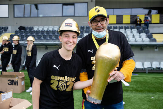 Häckens Julia Zigiotti Olme och Adde Larsson  poserar med
